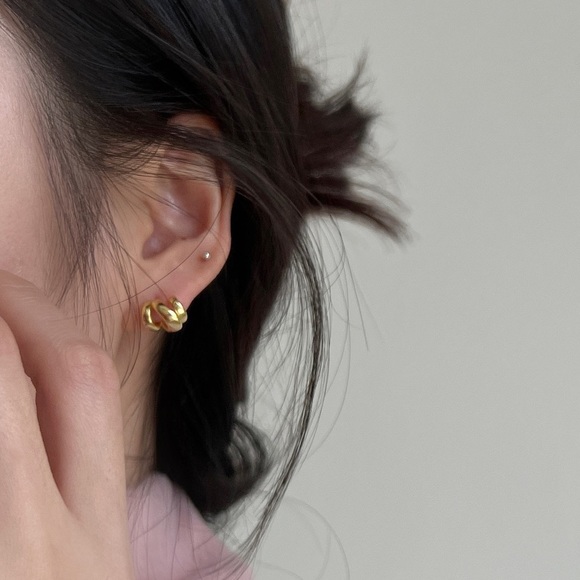 Minimalist earrings - Picture 3 of 7